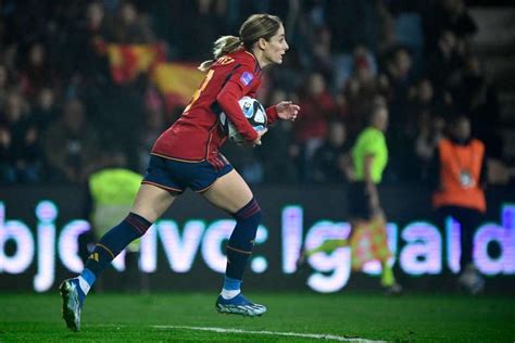 Jogadora esquece de entrar em campo e campeã do mundo perde no futebol feminino