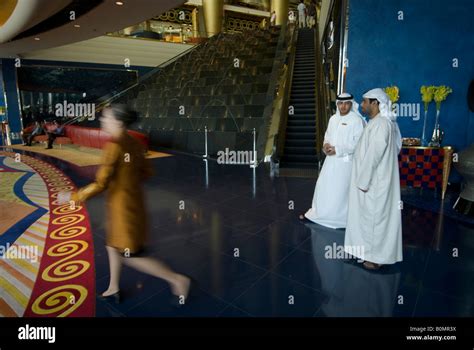 The lobby of the Burj al arab hotel L entree de l hotel Burj al arab ...