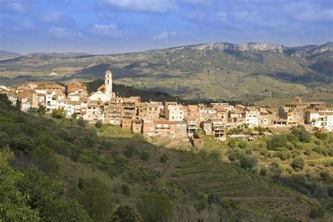 First-Taste Guide to Priorat – Spanish Wine – Opening a Bottle