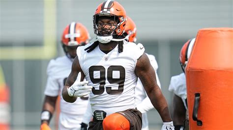 Za'Darius Smith excited to have 'hand in the dirt' with Browns, paired up front with Myles ...