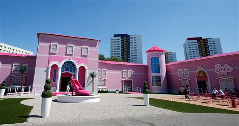 Photos of the ridiculous, life-sized ‘Barbie Dreamhouse’ in Berlin ...