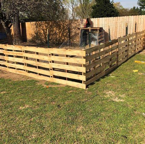 14 Pallet Fence Ideas That You Can DIY - Trendey