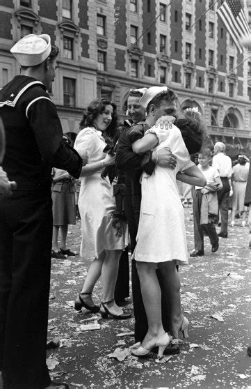 V-J Day Kiss in Times Square: Go Behind the Lens of That Famous Photo ...