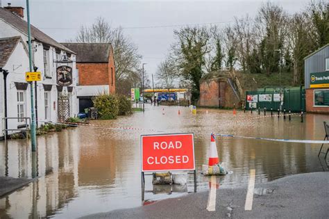 Tewkesbury flooding in pictures - shocking conditions for drivers and ...