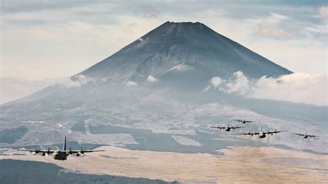 100 Stunning Photos Of The US Air Force Operating Around Japan