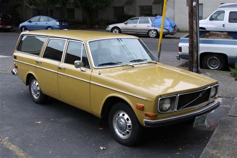 OLD PARKED CARS.: 1971 Volvo 145S.