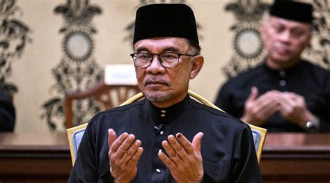 Anwar Ibrahim Sworn in as Prime Minister of Malaysia following ...