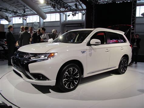 2017 Mitsubishi Outlander: delayed for U.S. again, specs may change