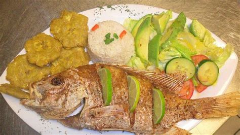 pescado frito con ensalada, aguacate, arroz blanco y fritos | Food, Fried fish, Caribbean recipes