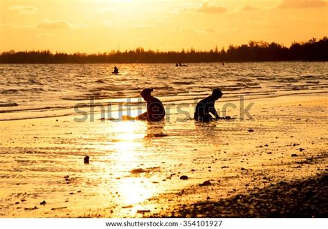 Silhouette Children Playing On Beach Sunset Stock Photo 354101927 | Shutterstock