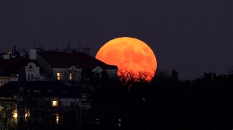 A supermoon, blue moon, and total lunar eclipse coincide in the Western ...