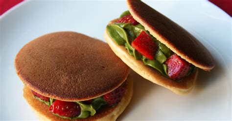 COOKING WITH JAPANESE GREEN TEA: Dorayaki with Matcha cream & fresh strawberry