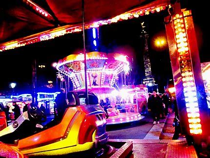 Fête foraine sur la place de la Bastille : Nuit : Place de la Bastille ...