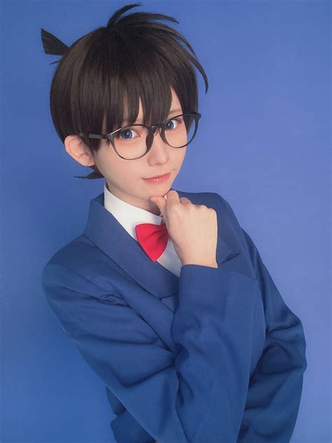 Enako busca pistas en su cosplay de Detective Conan | AnimeCL