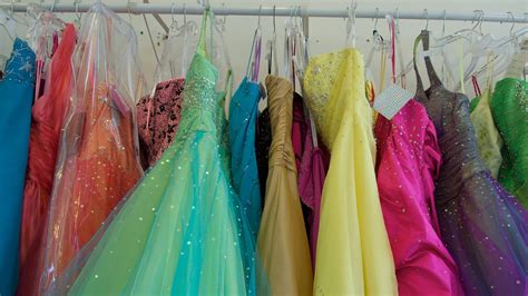 High School Principal Demands Pre-Approval of Prom Dresses Via Text