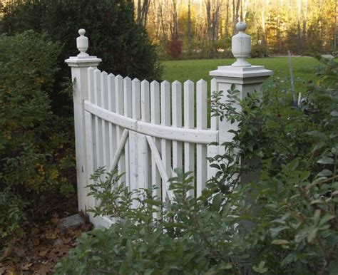 26 White Picket Fence Ideas and Designs