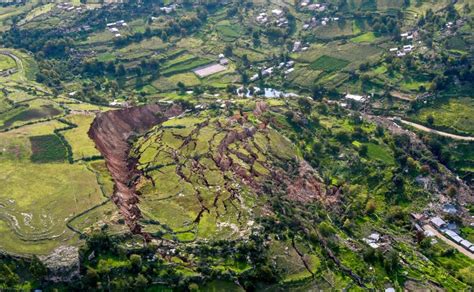 Massive Landslide in Darjeeling, Halts Traffic On NH 10 | KOLKATA NYOOOZ