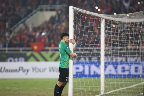 Goalkeeper Dang Van Lam scores an own goal! - Vietnam Insider