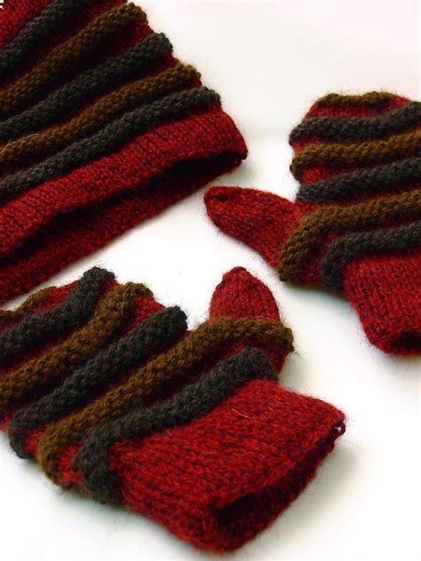 Alpaca cowl and mittens | Yarn: Drops Alpaca in deep red and… | Flickr