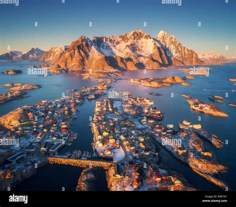 Luftaufnahme von henningsvær bei Sonnenuntergang auf den Lofoten Inseln, Norwegen ...