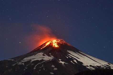 Chilean Volcano Spews a Spectacular Lava Fountain | WIRED