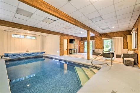 Spacious Pocono Mountain Home with Indoor Pool!, Swiftwater (updated prices 2024)