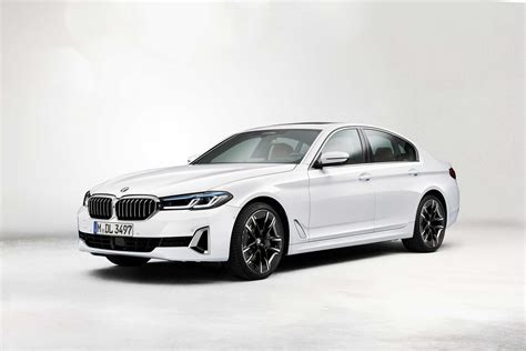 The new BMW 540i Sedan, Mineralwhite metallic (05/2020)