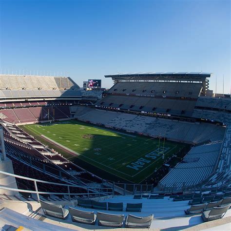 Former Texas A&M LB Antonio Armstrong Dies After Being Shot by Son ...