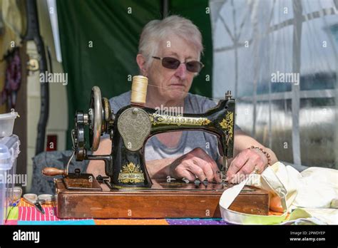 Singer sewing machine Stock Photo - Alamy