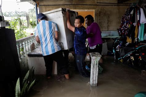 Flooding in southern Malaysia forces 40,000 people to flee homes - ABC News