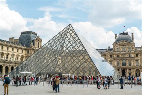 巴黎卢浮宫的玻璃金字塔摄影图高清摄影大图-千库网