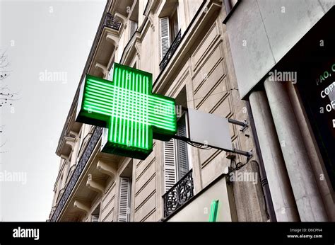Pharmacy sign green cross hi-res stock photography and images - Alamy