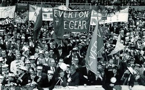 Everton Fans / Everton fans turn their backs on Liverpool fans singing ...