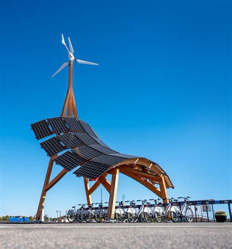 Wind turbine and solar panel combination | GIRAFFE | INNOVENTUM