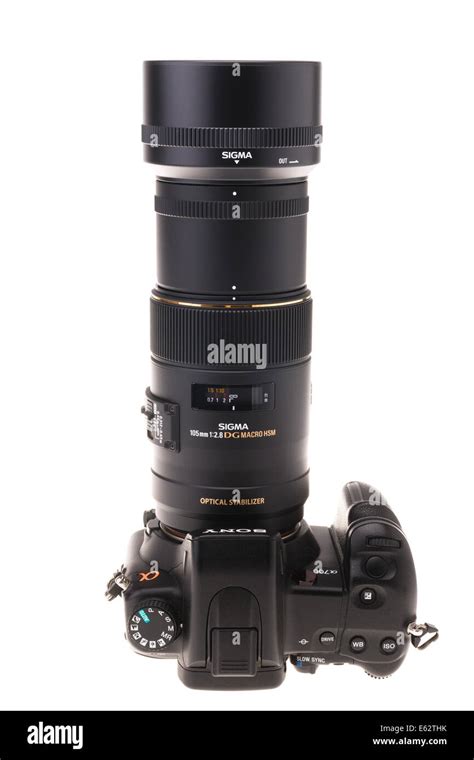 DSLR camera zoom lens design. Sigma 105mm f/2.8 macro or close focusing ...