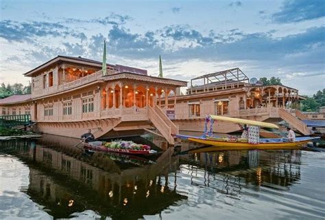 5 Best Houseboats in Srinagar: Experience Serenity on the Dal