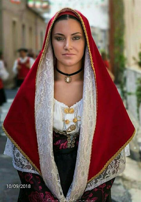 Costume femminile, Sardegna | Italian traditional dress, Fashion ...