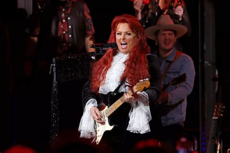 Wynonna Judd Reassures Fans After Onstage Dizzy Spell: All's Well