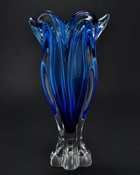 18+ Fabulous Modern Vases Mirror Ideas | Glass vase decor, Crystal vase, Cobalt blue vase