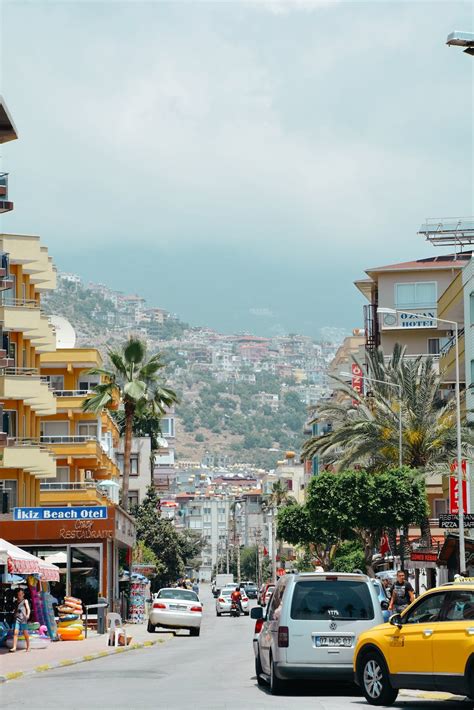 A city street with cars and buildings in the background · Free Stock Photo