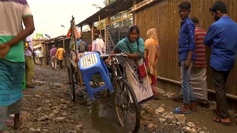 Parliamentarians see impact of aid in Dhaka slums | SBS News