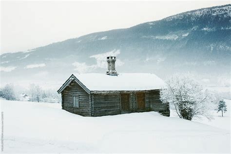 «Log Cabin In Scandinavian Winter Landscape» del colaborador de Stocksy ...