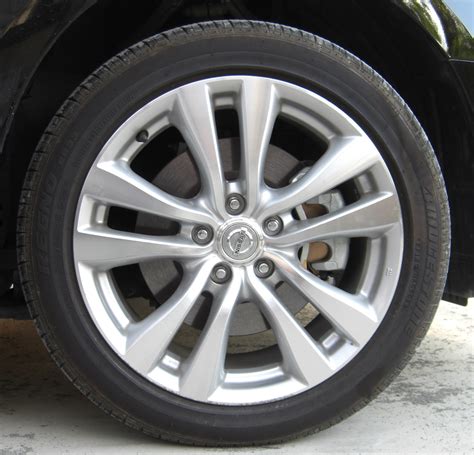 Fichier:Front tire and wheel of NISSAN FUGA.jpg — Wikipédia