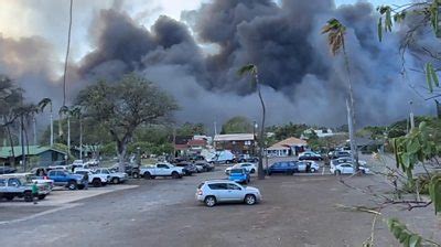 'Get out now!' Police release new video of deadly Maui wildfires - BBC News