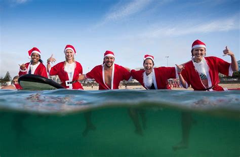 Hundreds of Santas set record for world's biggest surf lesson - BBC News