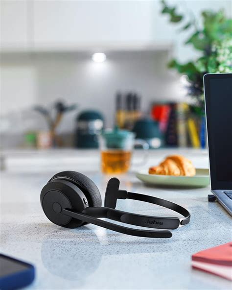 Professional all-rounder headset for hybrid working | Jabra Evolve2 55