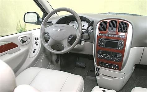 2005 Chrysler Town and Country Pictures - 56 Photos | Edmunds