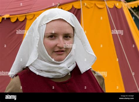 17th century Medieval clothing ; Women's costume at the Society for Creative Anachronism a ...