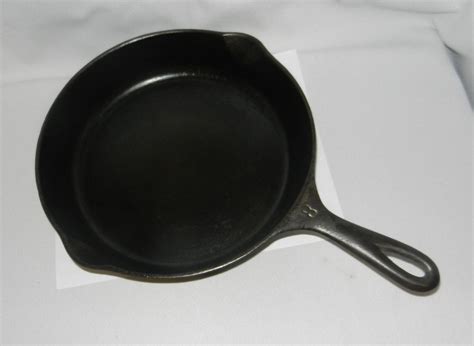 Vintage Wagner Ware Cast Iron 10 inch Skillet