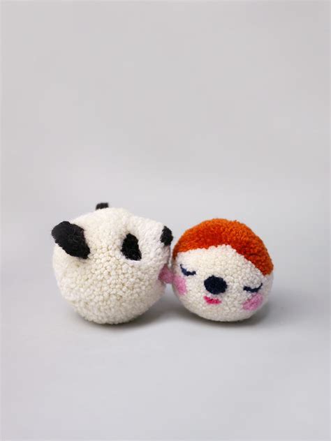 Panda Pom Pom video tutorial by Pom Maker | DIY craft tutorial | Pom pom crafts, Yarn pom pom ...